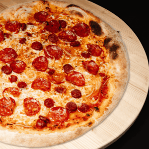 Pizza Atomic au salami piquant, merguez et oignons