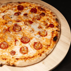 Pizza Bastarda au salami piquant, merguez et gorgonzola