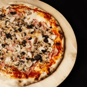 Pizza jambon, champignons, artichauts et olives