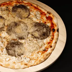 Pizza aux champignons, bœuf et sauce Café de Paris