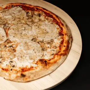 Pizza aux champignons, dinde et sauce Café de Paris
