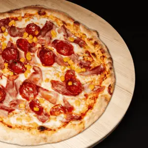 Pizza jambon, salami piquant et maïs