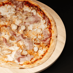 Pizza au jambon, poulet et sauce Café de Paris
