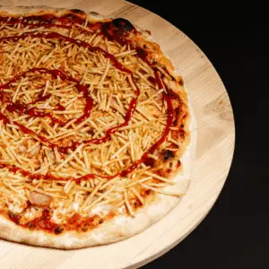 Pizza avec saucisse de poulet, frites allumettes et ketchup