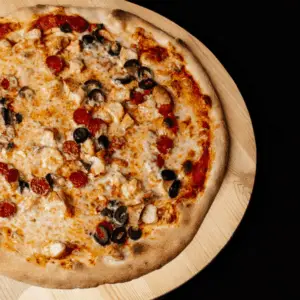 Pizza au poulet, merguez et olives