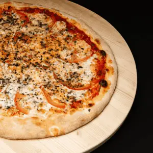 Pizza avec tomates fraîches et basilic