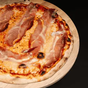 Pizza au jambon cru