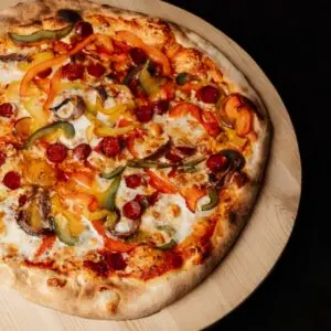 Pizza Mafiosa avec poivrons, merguez et anchois