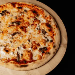 Pizza Napoli avec anchois et câpres