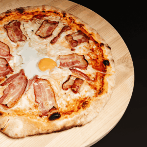 Pizza Paysanne avec lard, oignons et œuf