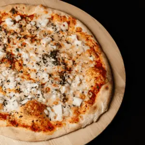 Pizza Pescatore avec St-Pierre, crevettes, ail et oignons