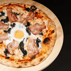 Pizza Popeye avec épinards, lard, ail et œuf