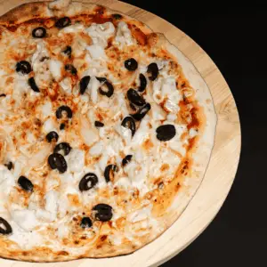 Pizza Portugaise avec morue, oignons, ail, olives et huile d’olive