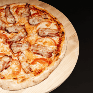 Pizza Romana avec tomates fraîches, lard, fromage râpé et ail