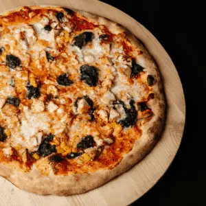 Pizza Royale avec poulet, épinards et maïs