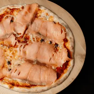 Pizza au saumon, oignons et câpres