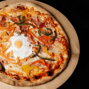 Pizza Sicilienne avec jambon, poivrons et œuf