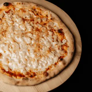 Pizza Tahiti aux crevettes juteuses et morceaux d’ananas