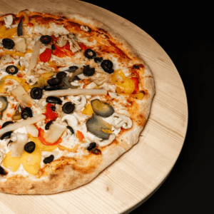 Pizza végétarienne avec champignons, poivrons, artichauts, asperges et olives