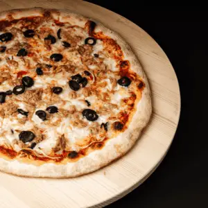 Pizza Venezia au thon, oignons et olives sur pâte fine
