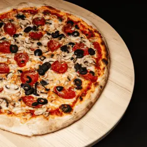 Pizza Zé aux champignons, salami piquant et olives